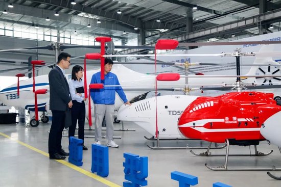 ▲农业银行安徽分行办当事者谈主员上门为低空经济企业提供金融服务