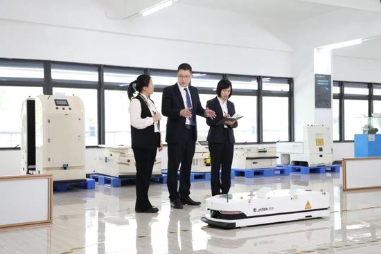 ▲农业银行广东分行办当事者谈主员上门调研当地机器东谈主坐褥公司金融需求