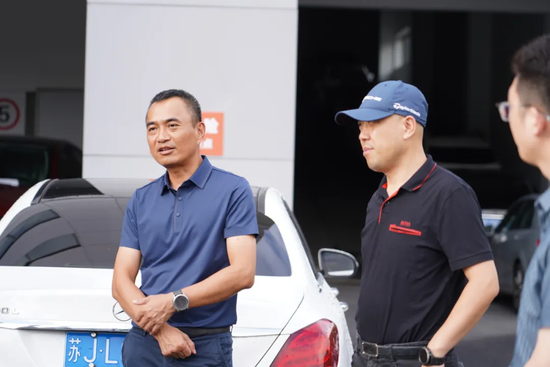 宣浪（左一。图片来自苏州市保险行业协会）
