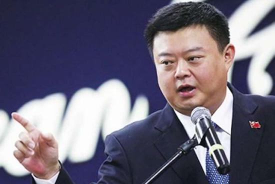然而,神秘商人王靖的背景有两种说法:官方的资深企业家与坊间流传的傀儡。
