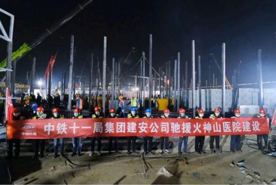 中国铁建近百人的专业施工团队确保ICU病房施工任务顺利推进
