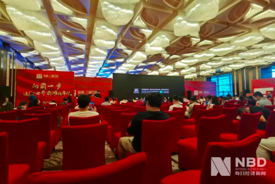 上海楼市升温：12万/平方米最高总价超6000万 开盘