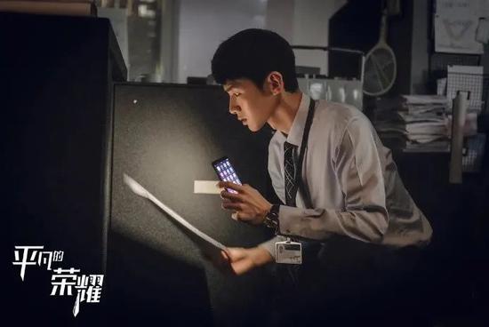 看了蓝领的工资单 格子间白领都哭了