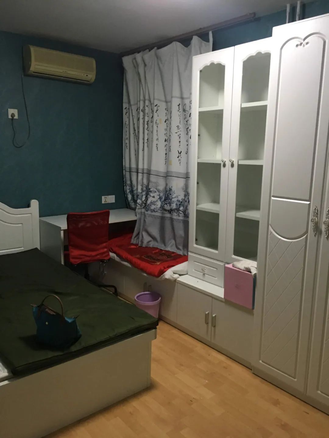 房东家中的卧室。