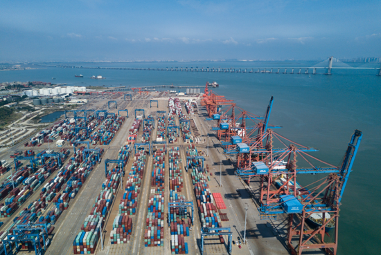 7月15日,在福建泉州最主要的现代集装箱港石狮石湖港,大型机械在吊装集装箱。