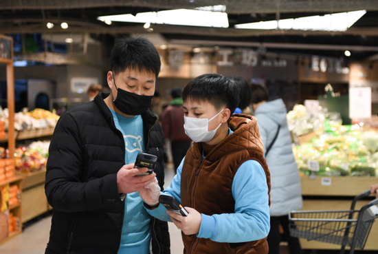 自2月3日以来,盒马鲜生相继与云海肴、青年餐厅等餐饮品牌达成“共享员工”合作,部分餐饮企业员工进入盒马鲜生门店,参与打包、分拣、上架等工作。