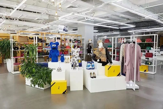 曾经的一层大厅被各种奢侈品填满