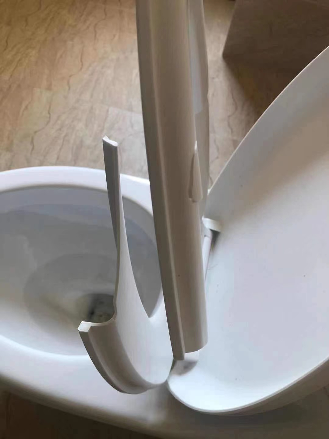 新马桶刚用没几次垫圈就裂开了。中房报记者 陈标志/摄