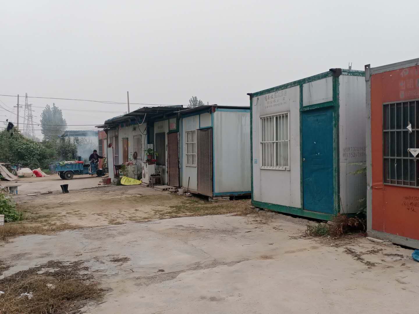 村民在板房里生活多年。受访者供图