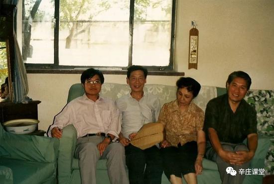 1993年在茅老师家合影（右一是王国乡）