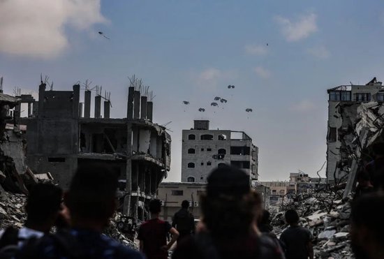  8月8日，飞机在加沙城上空空投物资。新华社发（里泽克·阿卜杜勒贾瓦德摄）