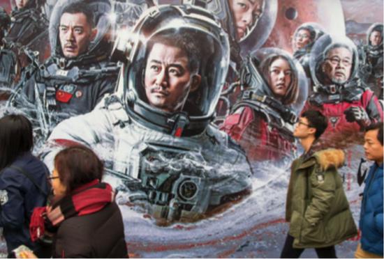  2019 年 2 月 20 日，上海南京西路大光明电影院外《流浪地球》的大幅海报格外引人注目