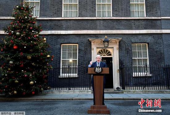 当地时间12月13日，在英国伦敦，新就任的英国首相鲍里斯·约翰逊在唐宁街10号首相府发表演讲。 保守党领袖鲍里斯·约翰逊13日在率领保守党赢得英国议会下院选举后，正式就任英国首相。约翰逊当天依惯例前往白金汉宫，接受英国女王伊丽莎白二世的邀请组建新一届内阁。