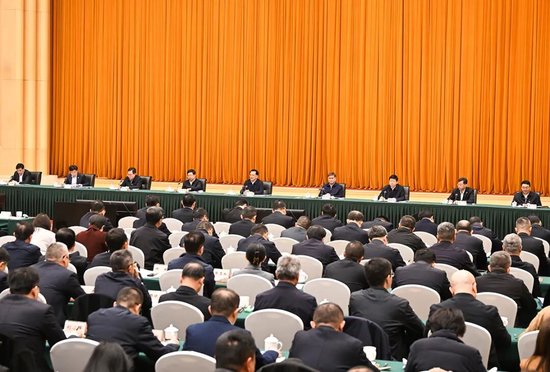 极目新闻:如意宏卡-金融支持西部陆海新通道建设工作会议在渝召开 袁家军出席并讲话 潘功胜讲话 胡衡华主持