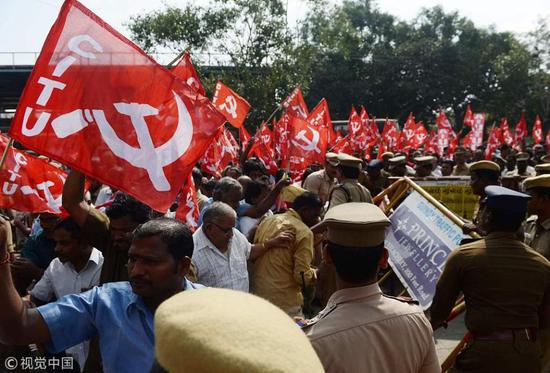 当地时间2019年1月9日，印度全国总工会8日发起全国大罢工，工会称全印有约2亿人参与了此次的抗议活动。（图：视觉中国）