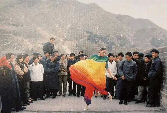  1979年，法国模特Maryse Gaspard穿着皮尔·卡丹长裙在长城上起舞。
