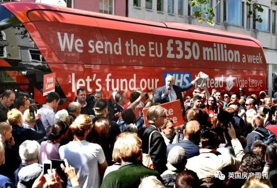  图说：公投拉票过程中，最受争议的莫过于脱欧派的红色大巴车，标语“我们每周向欧盟上交3.5亿英镑，选择投票脱欧，让我们把这些钱用于我们的公费医疗NHS吧！”