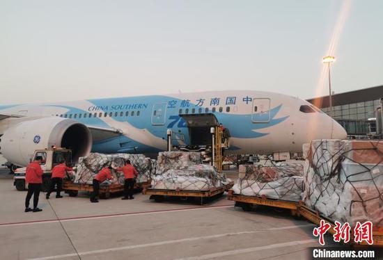 1月28日19：14分，南航调派一架787大型客机，执行特殊包机CZ5241航班，运送广东第二批援鄂医疗队员147人、医疗物资及行李11吨，紧急飞往武汉。　南航供图