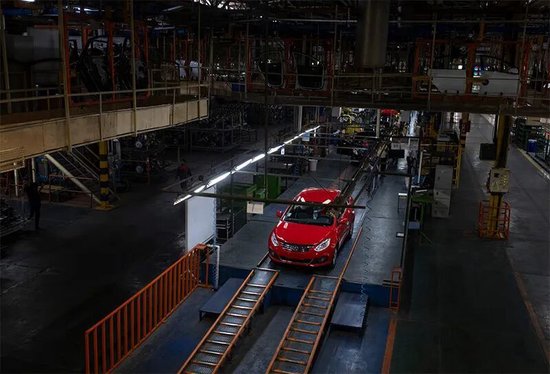  过去一段时间，由于稀土部件（电动机、制动系统和转向系统的关键材料）短缺，多家欧洲汽车供应商工厂已暂停生产。