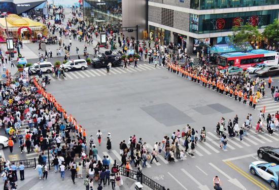 上半年居民人均消费下降9.3% 国内大循环如何破题？