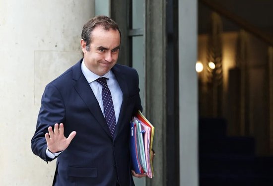  这是9月4日在法国巴黎拍摄的塞巴斯蒂安·勒科尔尼抵达总统府爱丽舍宫的资料照片。新华社记者 高静 摄