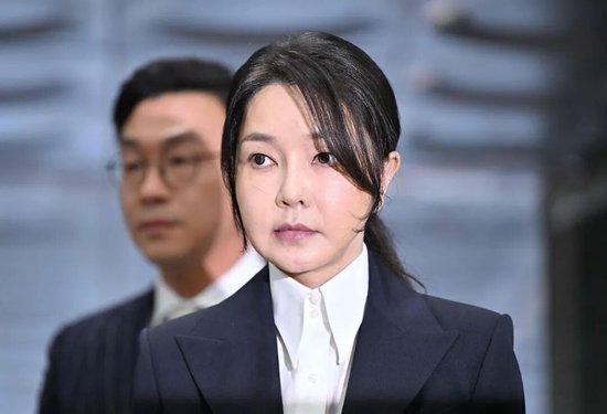 韩国前总统尹锡悦妻子金建希涉嫌操纵股价、收受贿赂，二审被判有期徒刑4年