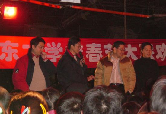 (2004同花顺财经1月21亿元,新东方高层领导与门生欢度新同花顺财经。)