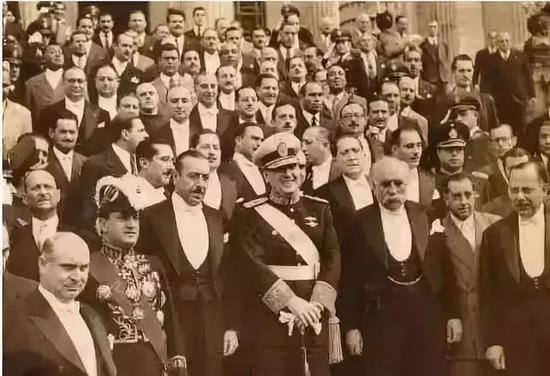 | 1946年6月4日，总统就职游行，贝隆总统（中）。