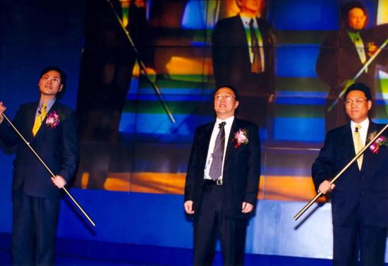 |2001年将两面大旗分别交给杨元庆和郭为