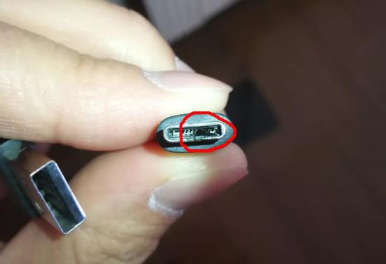 ▲手机USB接口和充电线接口均有被烧黑的痕迹