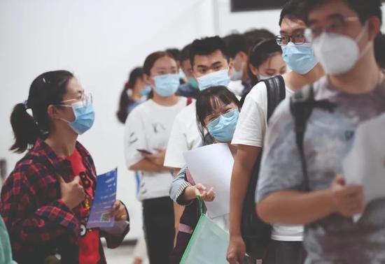 2020年9月16日，北京举办本年度首场高校毕业生线下双选会。图/人民视觉