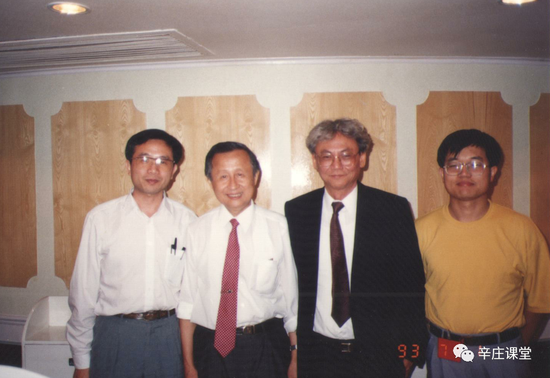 与杨小凯、高尚全(左二)、张五常在海口合影