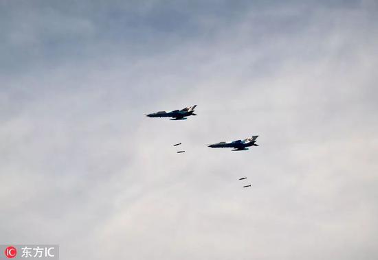 ▲资料图片：2014年9月25日，在罗马尼亚举行的美罗联合军演中，罗马尼亚米格-21战斗机进行投弹。