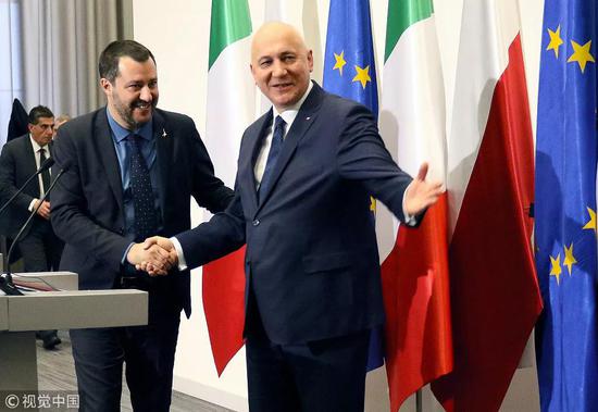 意大利副总理（左）和波兰内政部长（右） 图自视觉中国