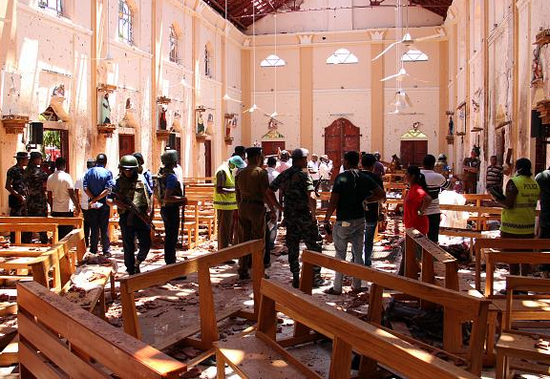 图片来源：AFP（尼甘布市圣塞巴斯蒂安教堂爆炸后景象）