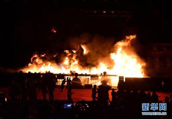 （印度孟买演出场所大火，来源：新华网）