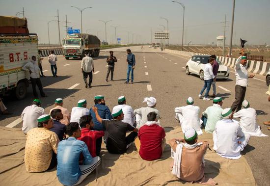 当地时间3月6日，印度新德里，印度农民在首都新德里郊区集会，封锁了一条六车道的高速公路，抗议印度政府提出的农业改革法案。图/IC photo