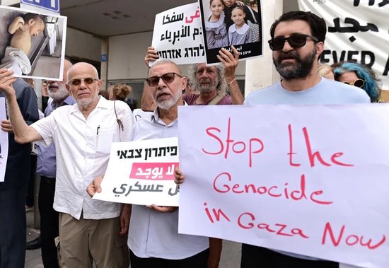  7月29日，人们在以色列特拉维夫举行集会，呼吁在加沙地带实现停火，并解除对人道主义物资进入加沙的限制。新华社发（托默·诺伊贝格摄/基尼图片社）
