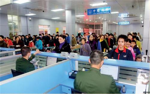 2010年1月1日，在广西东兴口岸查验大厅，大量中国边民在排队等待查验出境，到越南经商或者“上班”。