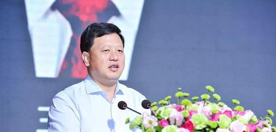 王晓光在2017年“多彩贵州风 黔酒中国行”河南郑州站活动开幕式上讲话。