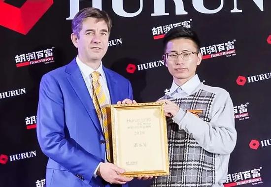 胡润,petinn here创始人谭施聪▲左起:胡润,海橙嗨选ceo王博洋▲左起