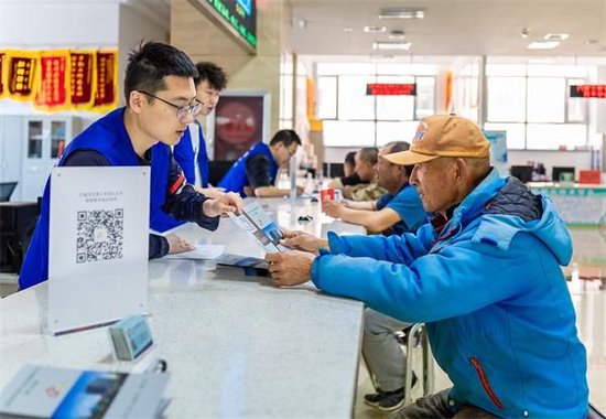 2025年5月26日，内蒙古呼和浩特，求职者在零工市场了解招聘信息。视觉中国供图