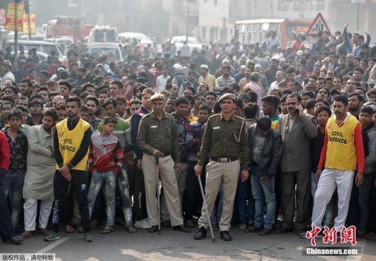 被洋葱“贵哭”了的印度人，有的抗议、有的开