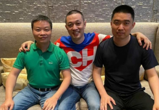 图片从左向右依次为：小鹏汽车创始人、董事长兼CEO何小鹏，蔚来汽车创始人、董事长兼CEO李斌，理想汽车创始人、董事长兼CEO李想