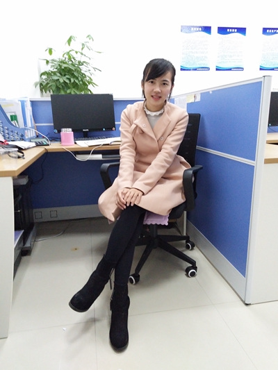 受访者供图天突然下雨,夫妻俩收车进猪肉铺.罗静在猪肉铺里间写作.