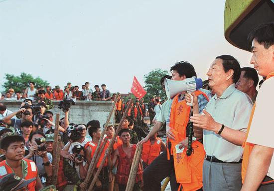 1998年8月9日，朱镕基在江西九江城市防洪墙堵口现场视察。