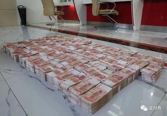 警方缴获大量现金.