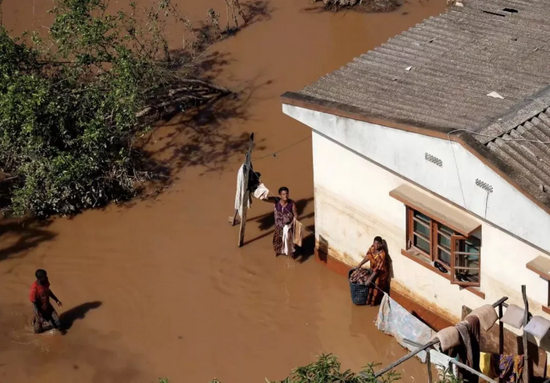 莫桑比克，“伊代”热带风暴登陆后，晾晒衣服的当地人。（图源：视觉中国）