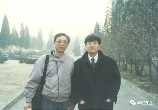 我与杨小凯在北大校园（1996年12月）
