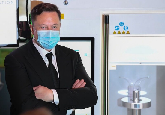 2020年9月2日，在德国柏林，特斯拉和SpaceX首席执行官埃隆·马斯克在一次会议上展示一个疫苗生产装置。
